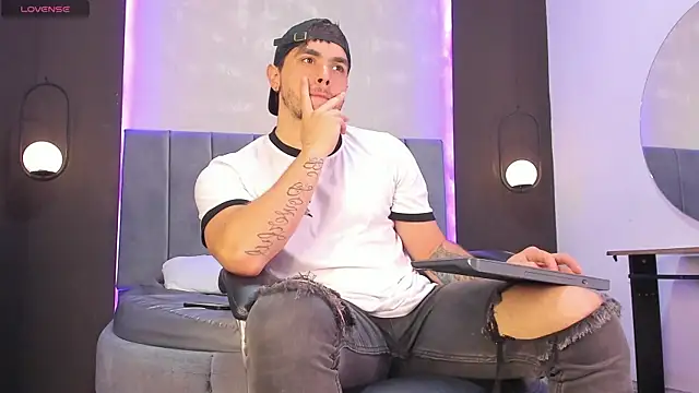 Snapshot of Liam_walk_ chatting on November 10, 8:08 pm Liam walk online show from November 10, 8:08 pm