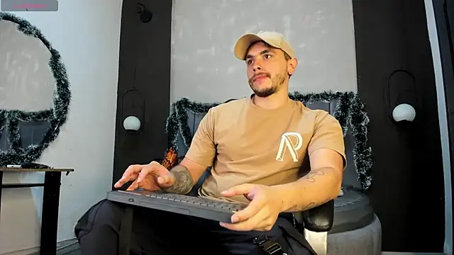 Snapshot of Liam_walk_ chatting on December 20, 10:17 pm Liam walk online show from December 20, 10:17 pm