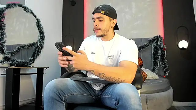 Snapshot of Liam_walk_ chatting on December 21, 7:10 pm Liam walk online show from December 21, 7:10 pm