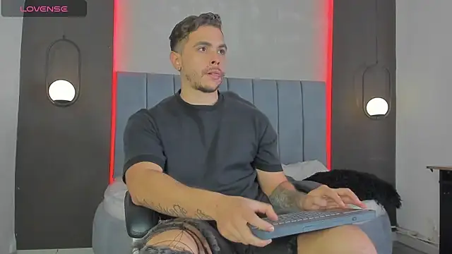 Snapshot of Liam_walk_ chatting on April 7, 7:47 pm Liam walk online show from April 7, 7:47 pm
