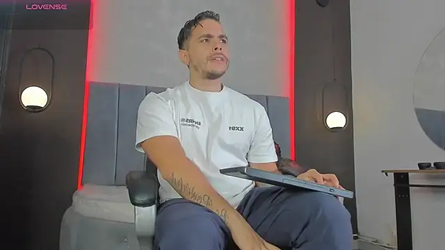 Snapshot of Liam_walk_ chatting on April 8, 5:57 pm Liam walk online show from April 8, 5:57 pm