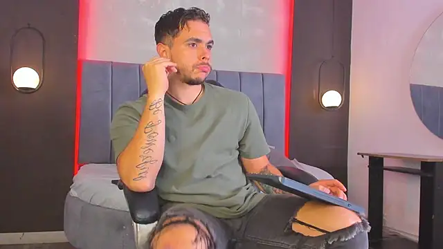 Snapshot of Liam_walk_ chatting on April 13, 12:10 pm Liam walk online show from April 13, 12:10 pm