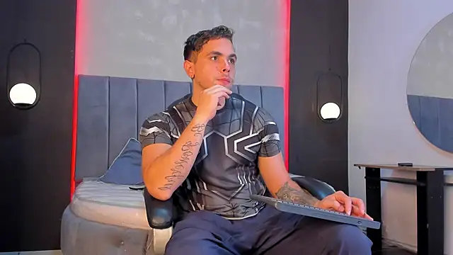 Snapshot of Liam_walk_ chatting on April 15, 12:23 pm Liam walk online show from April 15, 12:23 pm