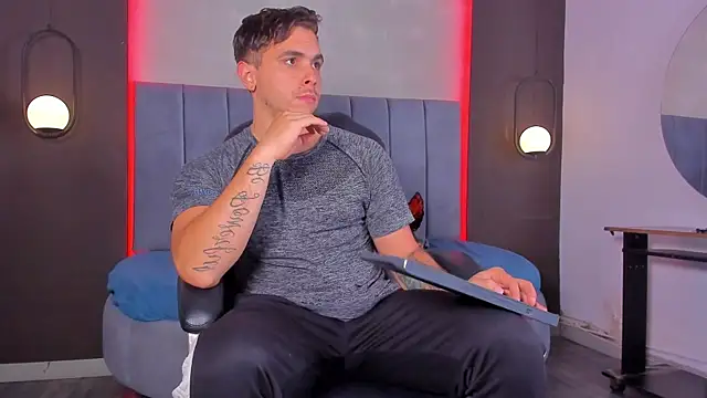 Snapshot of Liam_walk_ chatting on April 17, 10:24 pm Liam walk online show from April 17, 10:24 pm