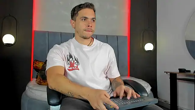 Snapshot of Liam_walk_ chatting on April 20, 6:42 pm Liam walk online show from April 20, 6:42 pm
