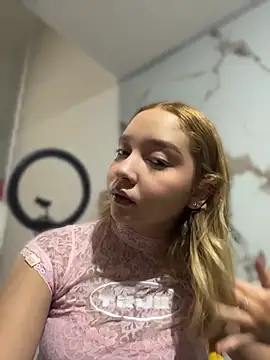 Snapshot of JuliethMoss chatting on May 16, 9:13 pm JuliethMoss online show from May 16, 9:13 pm