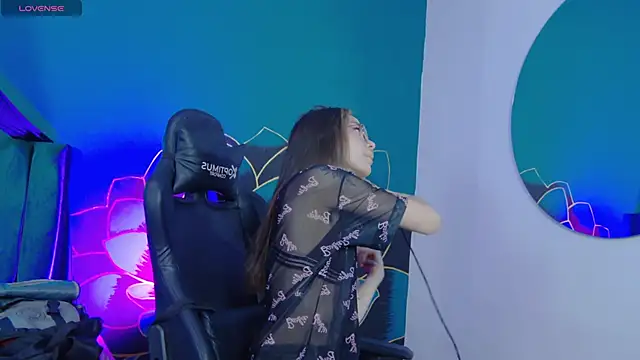 RavennMoonn online show from March 4, 1:39 pm