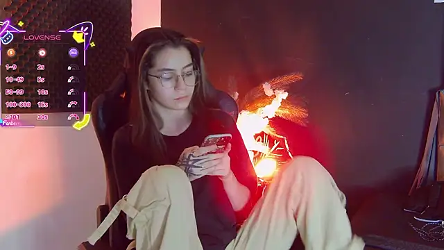 RavennMoonn online show from March 13, 1:40 pm