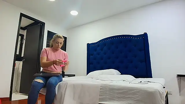 Snapshot of zarah_andrew__ chatting on September 19, 1:56 pm zarah andrew online show from September 19, 1:56 pm