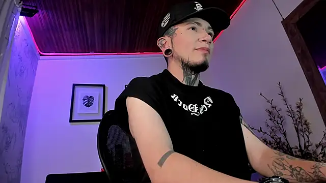 Snapshot of tyler_jones_ chatting on October 1, 4:07 am tyler jones online show from October 1, 4:07 am