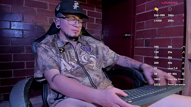 Snapshot of tyler_jones_ chatting on May 5, 12:18 am tyler jones online show from May 5, 12:18 am