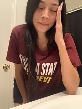 Snapshot of lovinlush chatting on November 8, 5:18 am lovinlush online show from November 8, 5:18 am