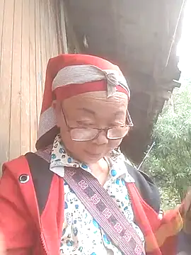 Snapshot of VangLe73 chatting on October 1, 7:47 am VangLe73 online show from October 1, 7:47 am