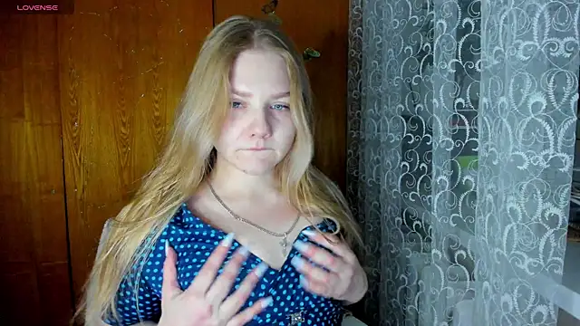 Snapshot of AlinaMors chatting on December 18, 9:10 pm AlinaMors online show from December 18, 9:10 pm