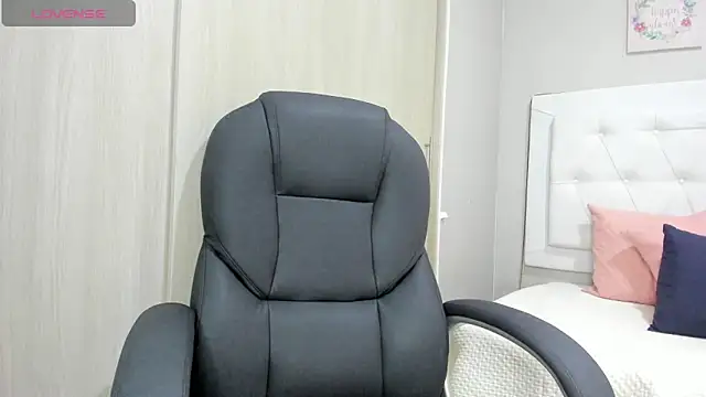 Snapshot of andrea__hills chatting on October 4, 7:23 pm andrea hills online show from October 4, 7:23 pm