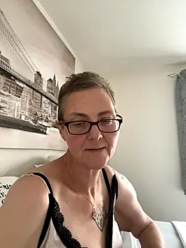 Snapshot of Curvy-Jinx chatting on October 19, 1:34 pm Curvy-Jinx online show from October 19, 1:34 pm