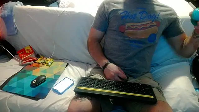 Snapshot of Luv2SuckBWC92 chatting on September 18, 4:03 am Luv2SuckBWC92 online show from September 18, 4:03 am