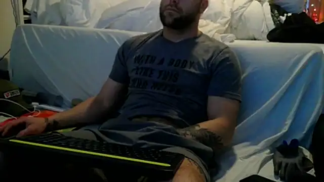 Snapshot of Luv2SuckBWC92 chatting on October 24, 12:08 am Luv2SuckBWC92 online show from October 24, 12:08 am