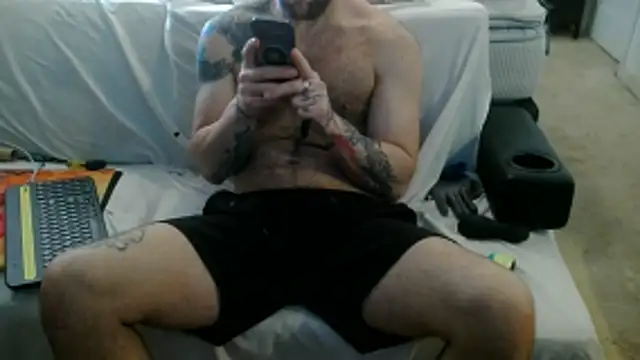 Snapshot of Luv2SuckBWC92 chatting on October 24, 5:09 pm Luv2SuckBWC92 online show from October 24, 5:09 pm