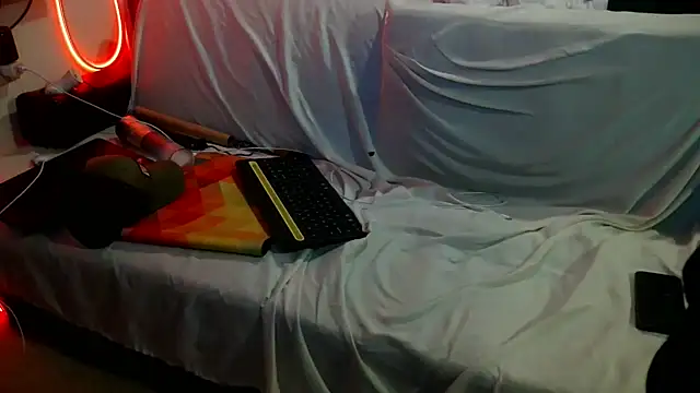 Snapshot of Luv2SuckBWC92 chatting on October 25, 5:15 am Luv2SuckBWC92 online show from October 25, 5:15 am