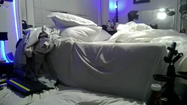 Snapshot of Luv2SuckBWC92 chatting on November 6, 11:26 pm Luv2SuckBWC92 online show from November 6, 11:26 pm