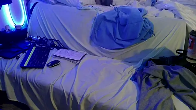 Snapshot of Luv2SuckBWC92 chatting on November 8, 9:42 am Luv2SuckBWC92 online show from November 8, 9:42 am