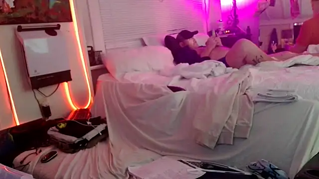 Snapshot of Luv2SuckBWC92 chatting on November 12, 8:15 am Luv2SuckBWC92 online show from November 12, 8:15 am