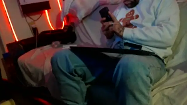 Snapshot of Luv2SuckBWC92 chatting on November 15, 8:22 am Luv2SuckBWC92 online show from November 15, 8:22 am