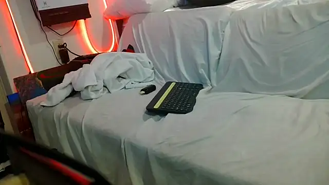 Snapshot of Luv2SuckBWC92 chatting on November 15, 11:43 pm Luv2SuckBWC92 online show from November 15, 11:43 pm