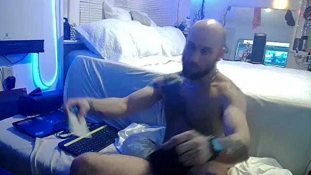 Snapshot of Luv2SuckBWC92 chatting on November 18, 5:34 am Luv2SuckBWC92 online show from November 18, 5:34 am