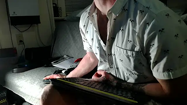 Snapshot of Luv2SuckBWC92 chatting on November 23, 5:18 am Luv2SuckBWC92 online show from November 23, 5:18 am