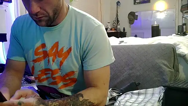 Snapshot of Luv2SuckBWC92 chatting on November 29, 2:47 am Luv2SuckBWC92 online show from November 29, 2:47 am