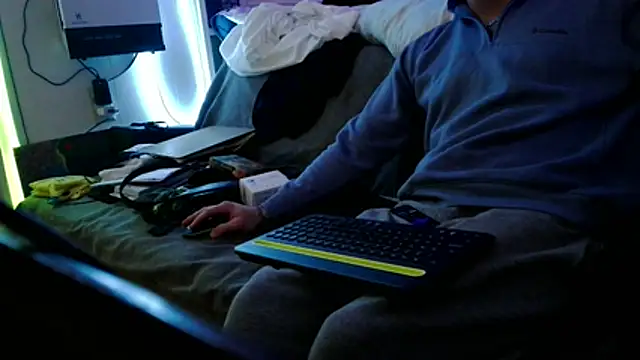 Snapshot of Luv2SuckBWC92 chatting on December 2, 12:21 pm Luv2SuckBWC92 online show from December 2, 12:21 pm