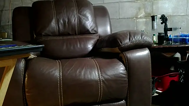 Snapshot of Luv2SuckBWC92 chatting on December 20, 4:08 am Luv2SuckBWC92 online show from December 20, 4:08 am