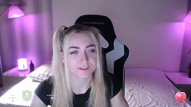 Snapshot of space_danger chatting on December 4, 4:44 am space danger online show from December 4, 4:44 am