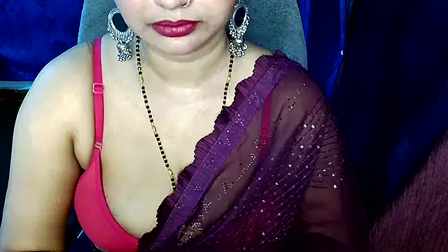 Snapshot of QUEEN_SAKHI- chatting on May 10, 11:37 am QUEEN SAKHI- online show from May 10, 11:37 am