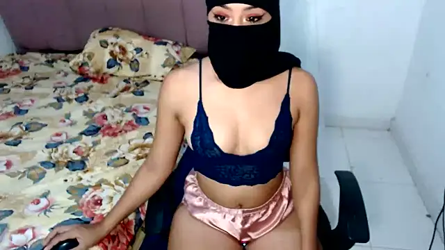 Snapshot of Layla_Noor chatting on July 2, 5:35 am Layla Noor online show from July 2, 5:35 am
