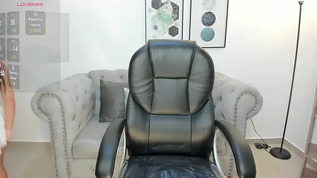 Snapshot of July_Adams chatting on May 19, 5:03 am July Adams online show from May 19, 5:03 am