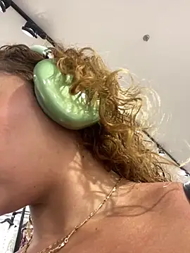 Chloe Leaozinho online show from February 4, 2:23 pm