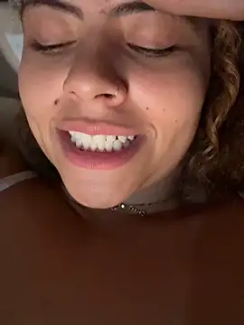 Snapshot of Chloe_Leaozinho chatting on May 15, 11:34 pm Chloe Leaozinho online show from May 15, 11:34 pm