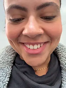 Snapshot of Chloe_Leaozinho chatting on May 22, 2:33 pm Chloe Leaozinho online show from May 22, 2:33 pm