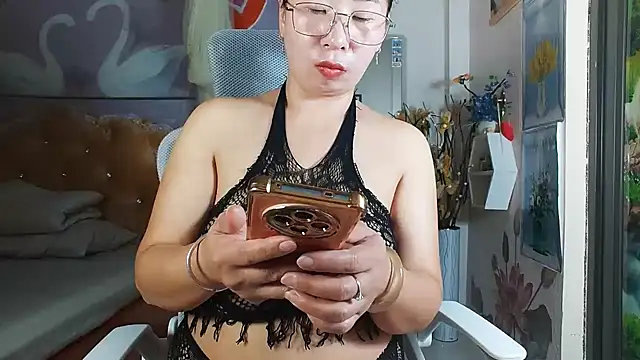 Snapshot of lyly_asian chatting on July 2, 3:23 am lyly asian online show from July 2, 3:23 am