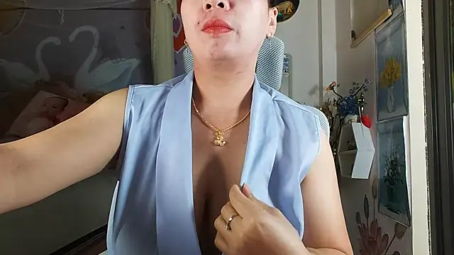 Snapshot of lyly_asian chatting on July 17, 10:14 pm lyly asian online show from July 17, 10:14 pm