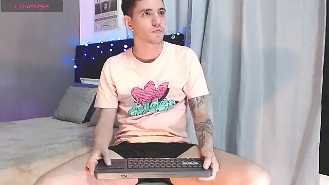 Snapshot of Matteo12_ chatting on November 17, 2:39 am Matteo12 online show from November 17, 2:39 am