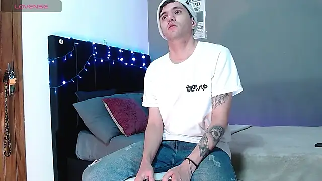 Snapshot of Matteo12_ chatting on December 2, 8:04 pm Matteo12 online show from December 2, 8:04 pm