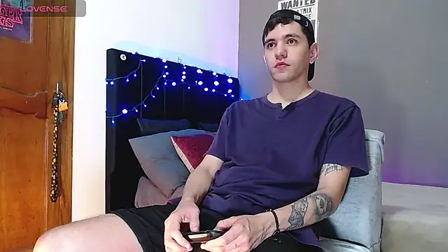 Snapshot of Matteo12_ chatting on December 4, 4:22 am Matteo12 online show from December 4, 4:22 am