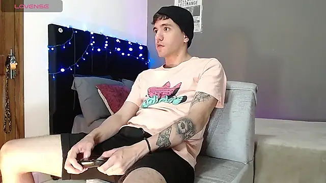 Snapshot of Matteo12_ chatting on December 5, 3:48 am Matteo12 online show from December 5, 3:48 am