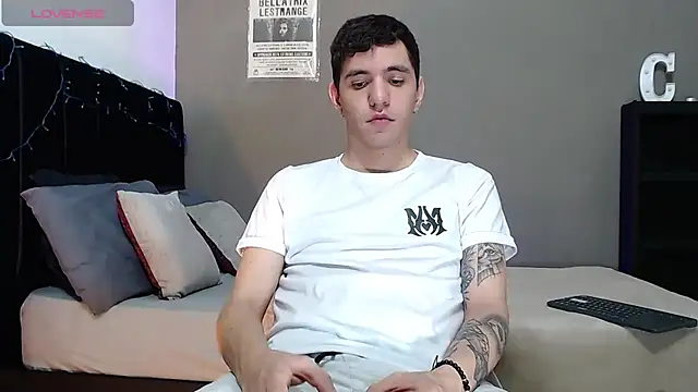 Snapshot of Matteo12_ chatting on December 15, 4:50 am Matteo12 online show from December 15, 4:50 am