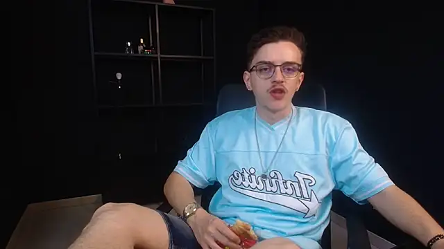 Snapshot of FelixStarkk chatting on June 11, 4:32 am FelixStarkk online show from June 11, 4:32 am