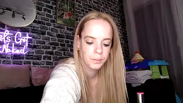 Snapshot of SexyMilf_37 chatting on November 23, 8:41 pm SexyMilf 37 online show from November 23, 8:41 pm